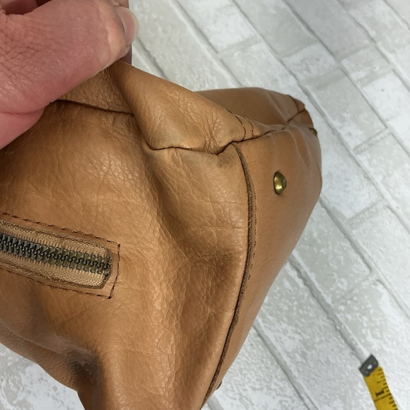 Elegant Tan Leather Shoulder Bag - Picture 4 of 10